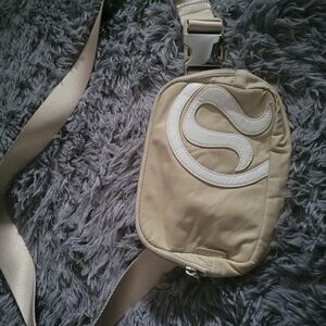 Lululemon fanny pack